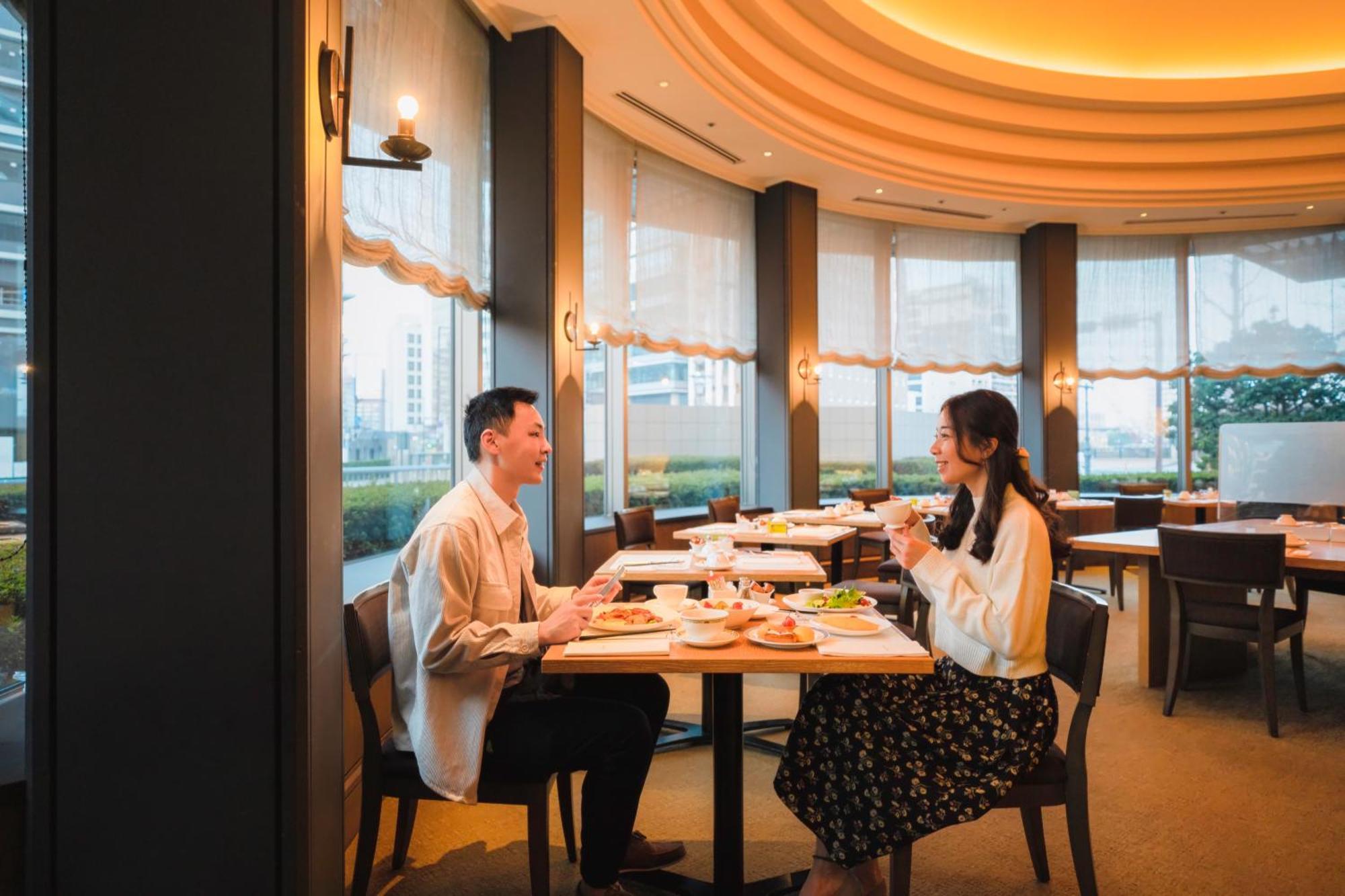 Hotel Okura Fukuoka Fukuoka  Exterior photo A couple dining at a restaurant in Japan